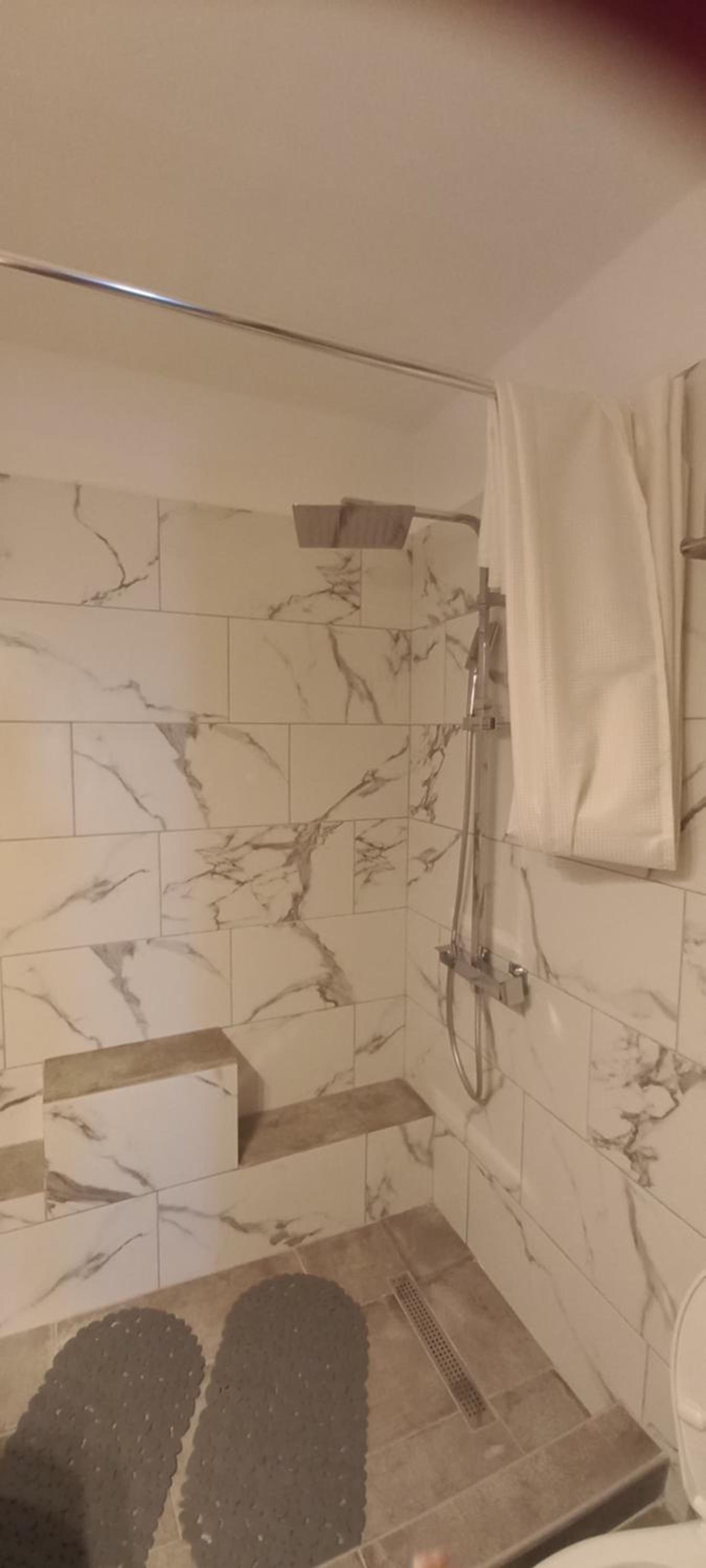 Ori Leni en Chlomós — bathroom