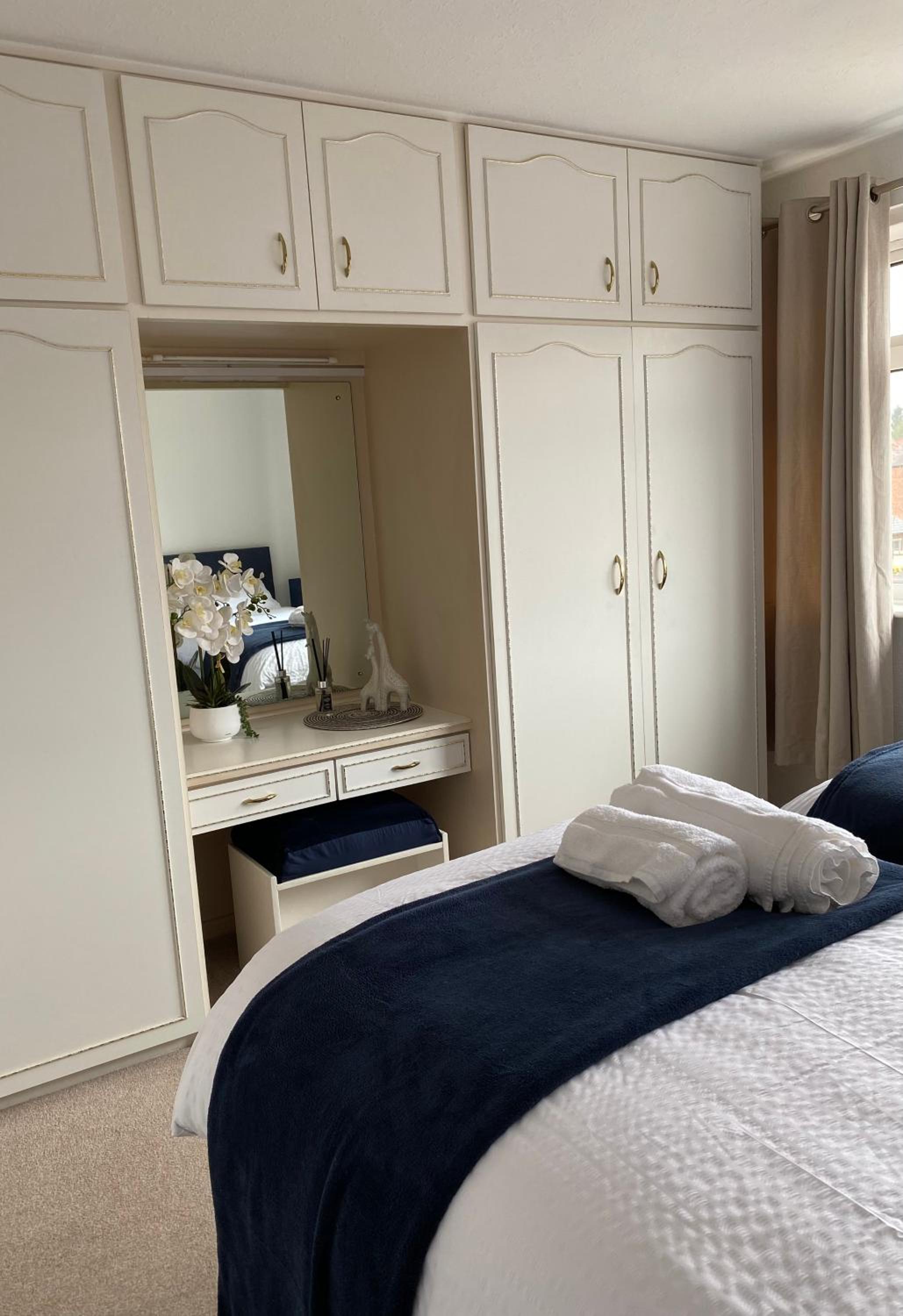 Spacious 2 Bed Village Flat sleeps 4/6