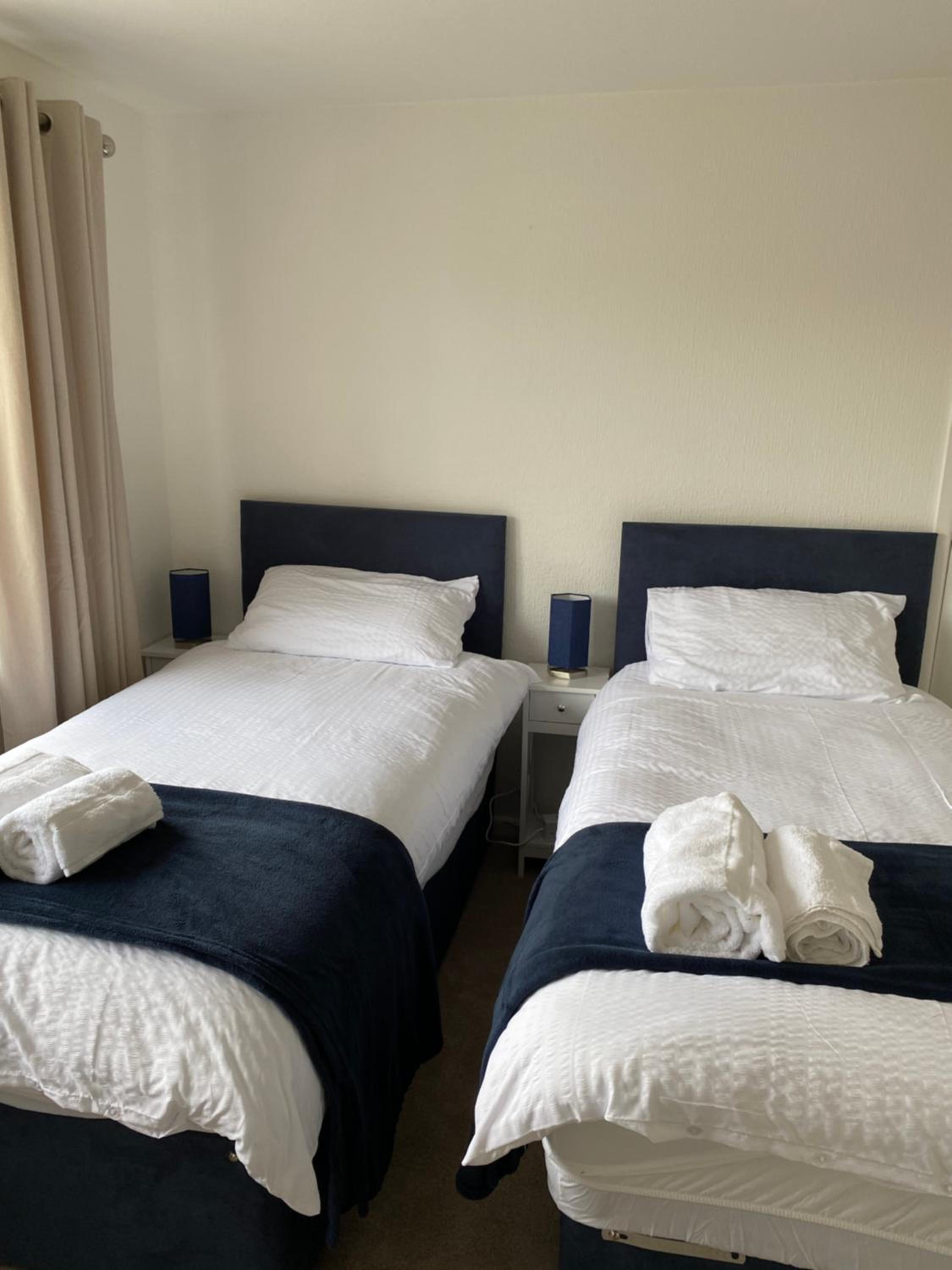 Spacious 2 Bed Village Flat sleeps 4/6