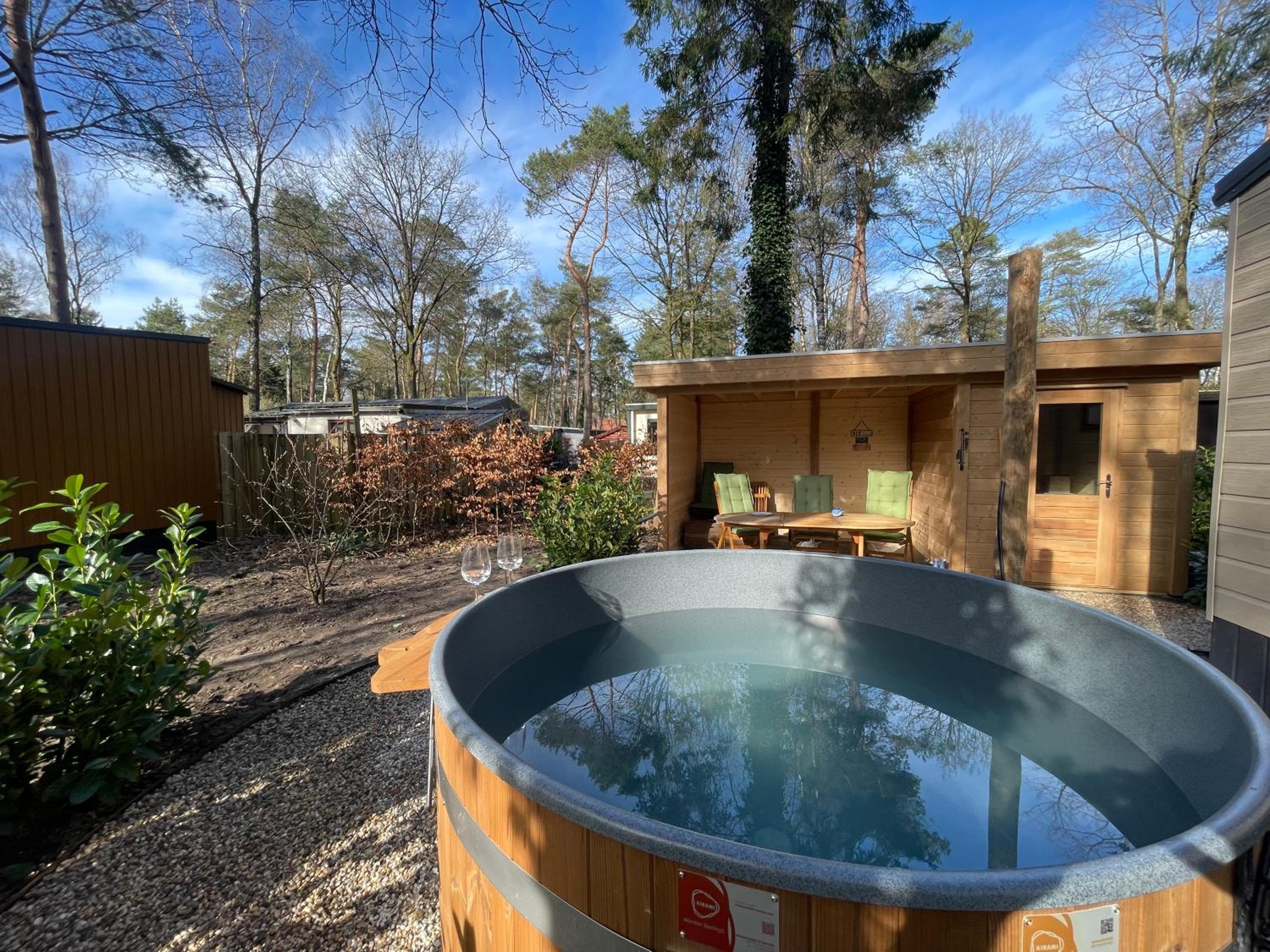 Forest Finest, luxe chalet met HOT TUB mooie overkapping en prachtige tuin met veel privacy view 2