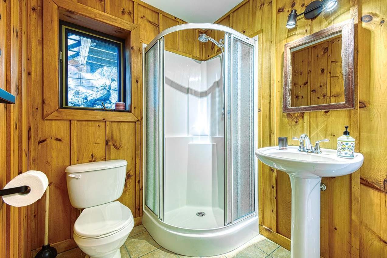 Luxurious log cabin with private spa