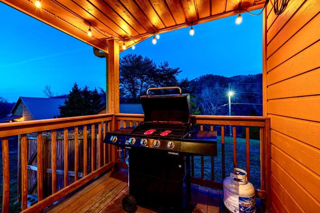 One Level, Pet Friendly, Huge Fenced in Yard, Views, EasyRoads, Pool Table, Spa, Theater, Outdoor fun view 3