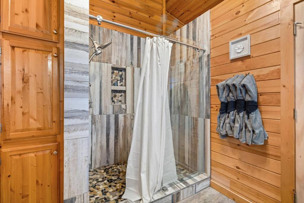 One Level, Pet Friendly, Huge Fenced in Yard, Views, EasyRoads, Pool Table, Spa, Theater, Outdoor fun view 4