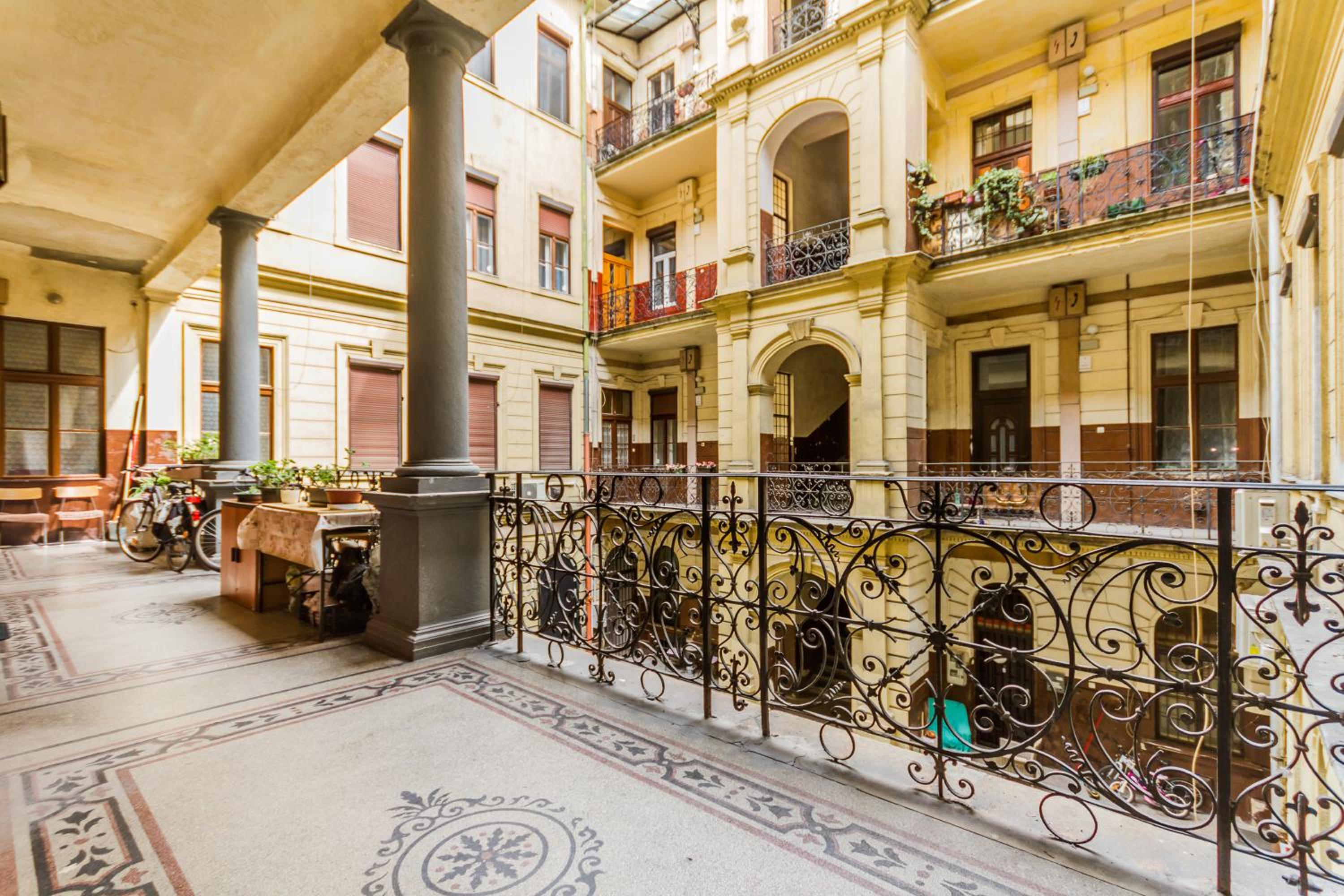 W17Elegant Inner City Apt w/King bed&Friendly Host view 3