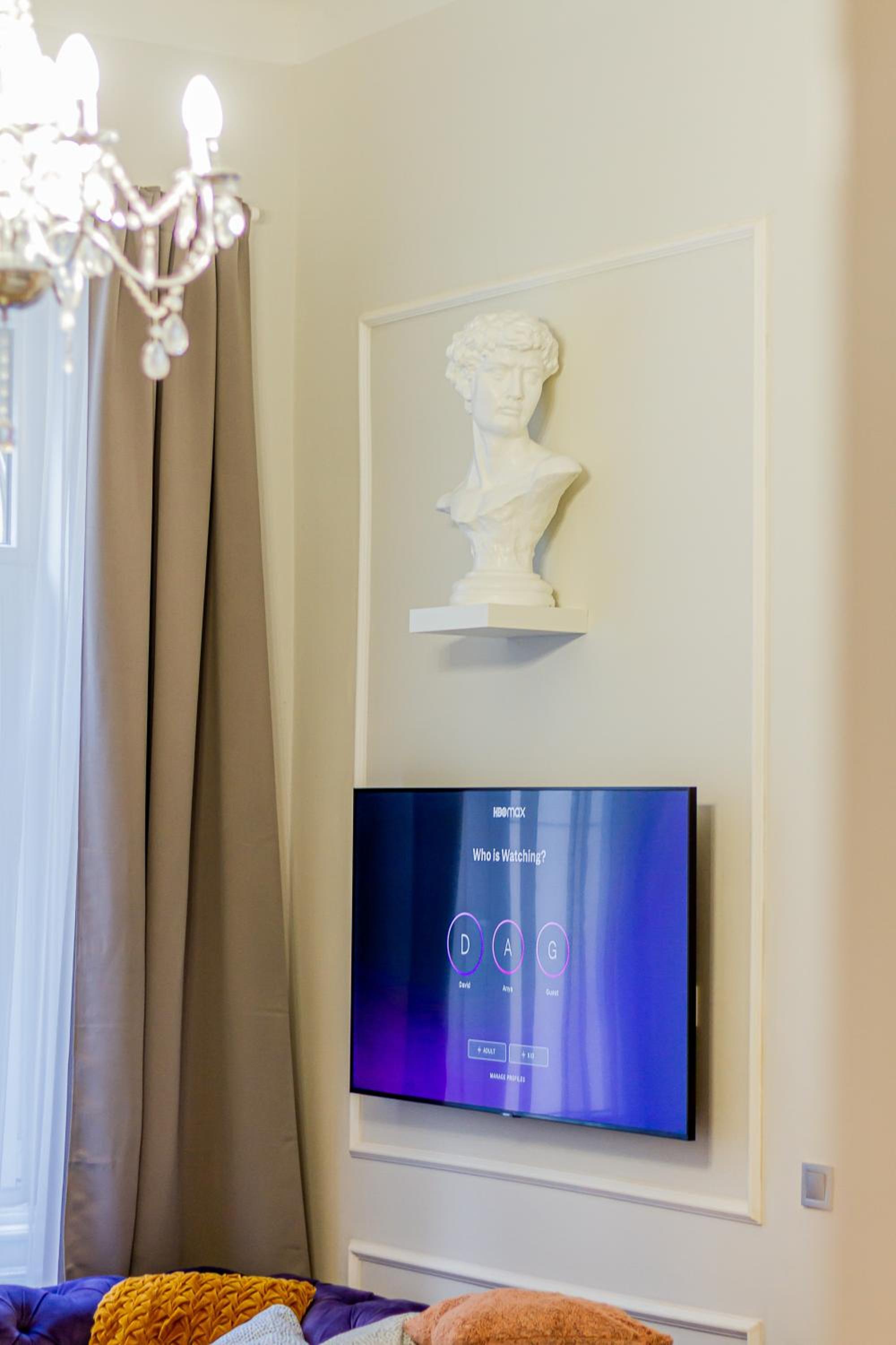 W17Elegant Inner City Apt w/King bed&Friendly Host view 2