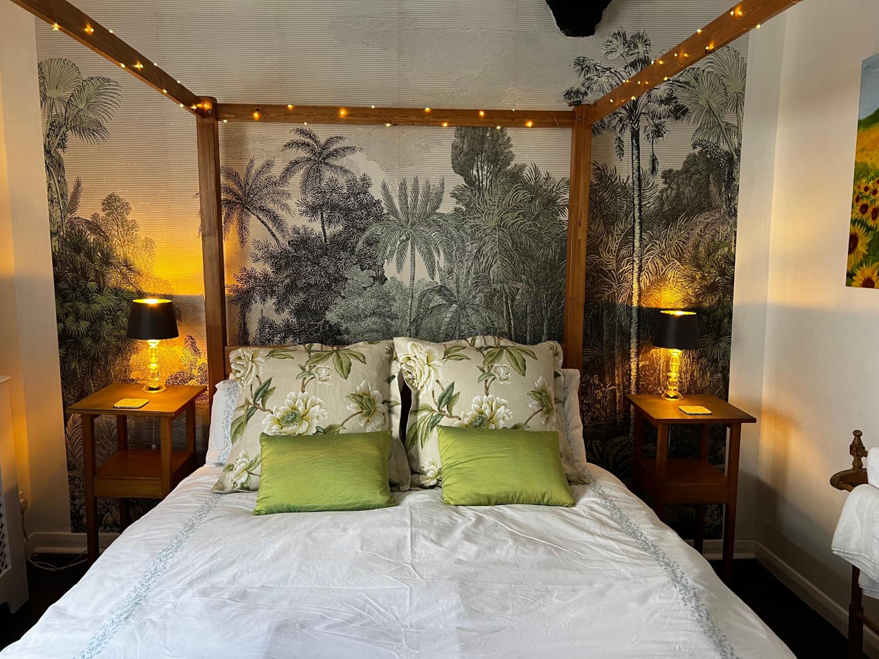 Church View 2 bed apartment heart of Topsham-sleeps 4-king or twin option-4 Poster Bed view 3