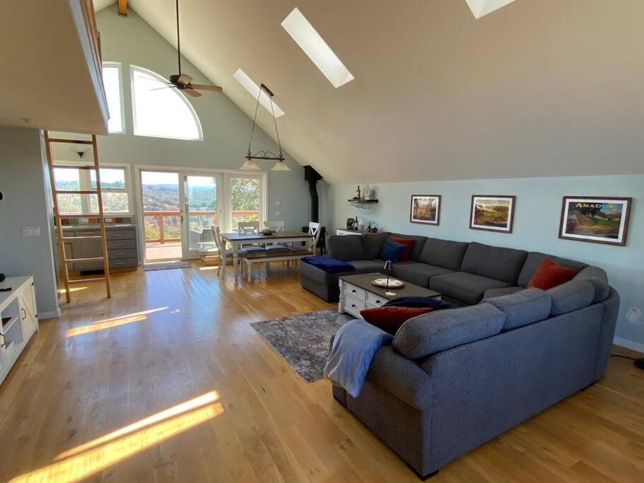 The Fiddletown Vineyard Retreat