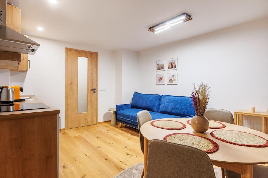 2 rooms apartment with terrace and FREE parking near metro
