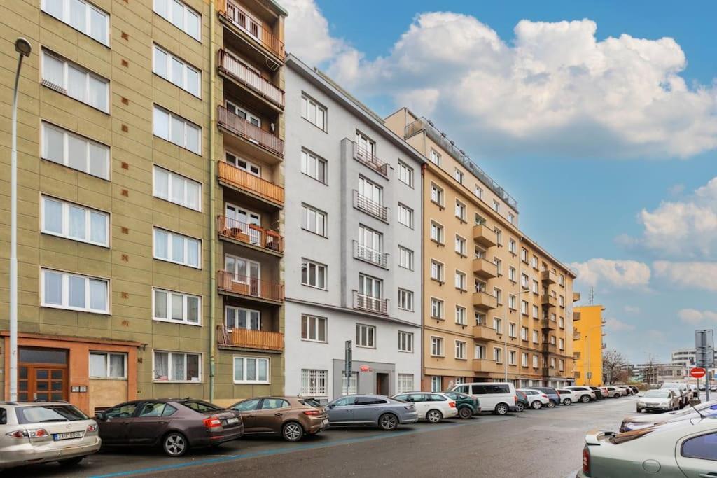 2 rooms apartment with terrace and FREE parking near metro