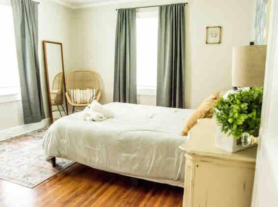 Plaza Bungalow near Uptown, NoDa, light rail! view 3