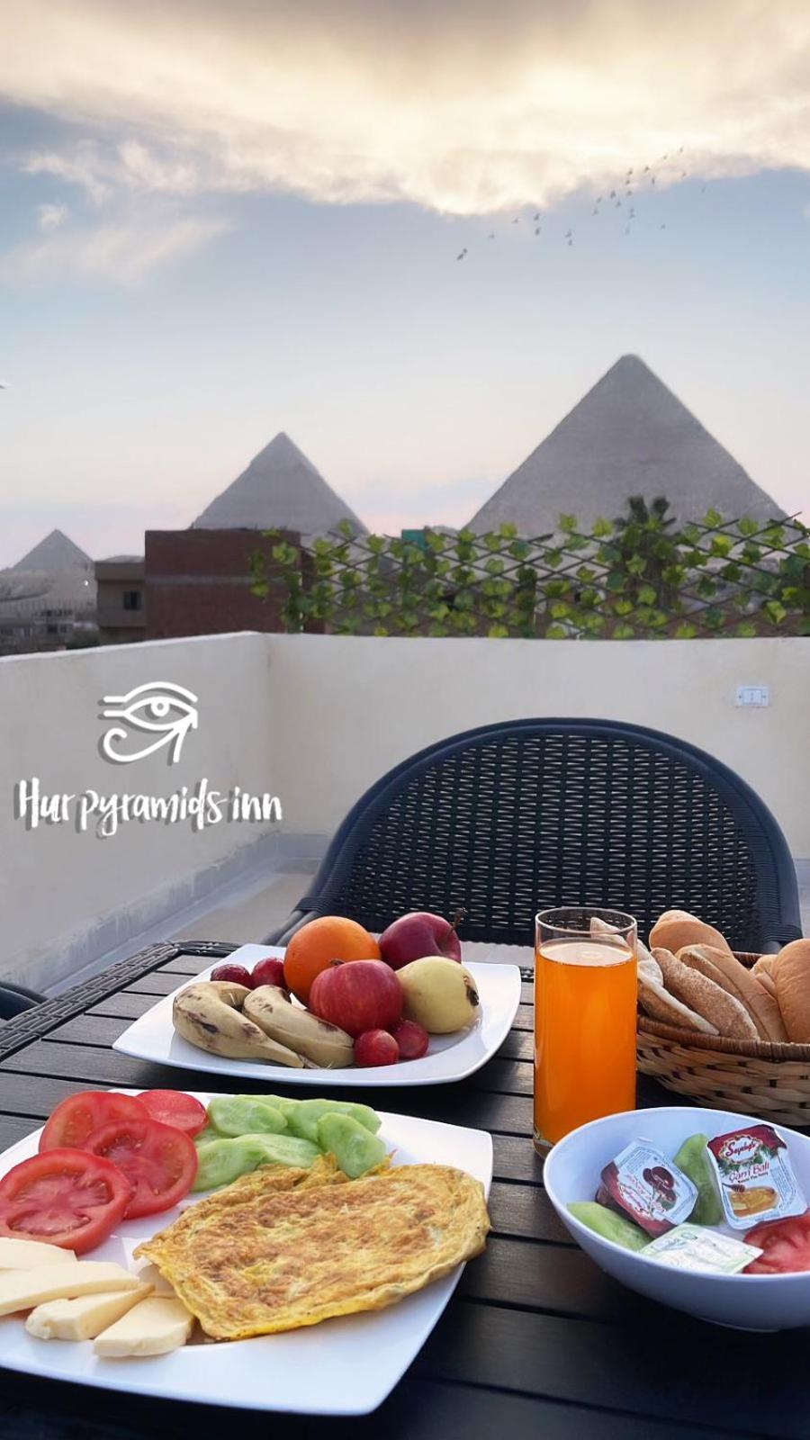 Hur Pyramids land inn