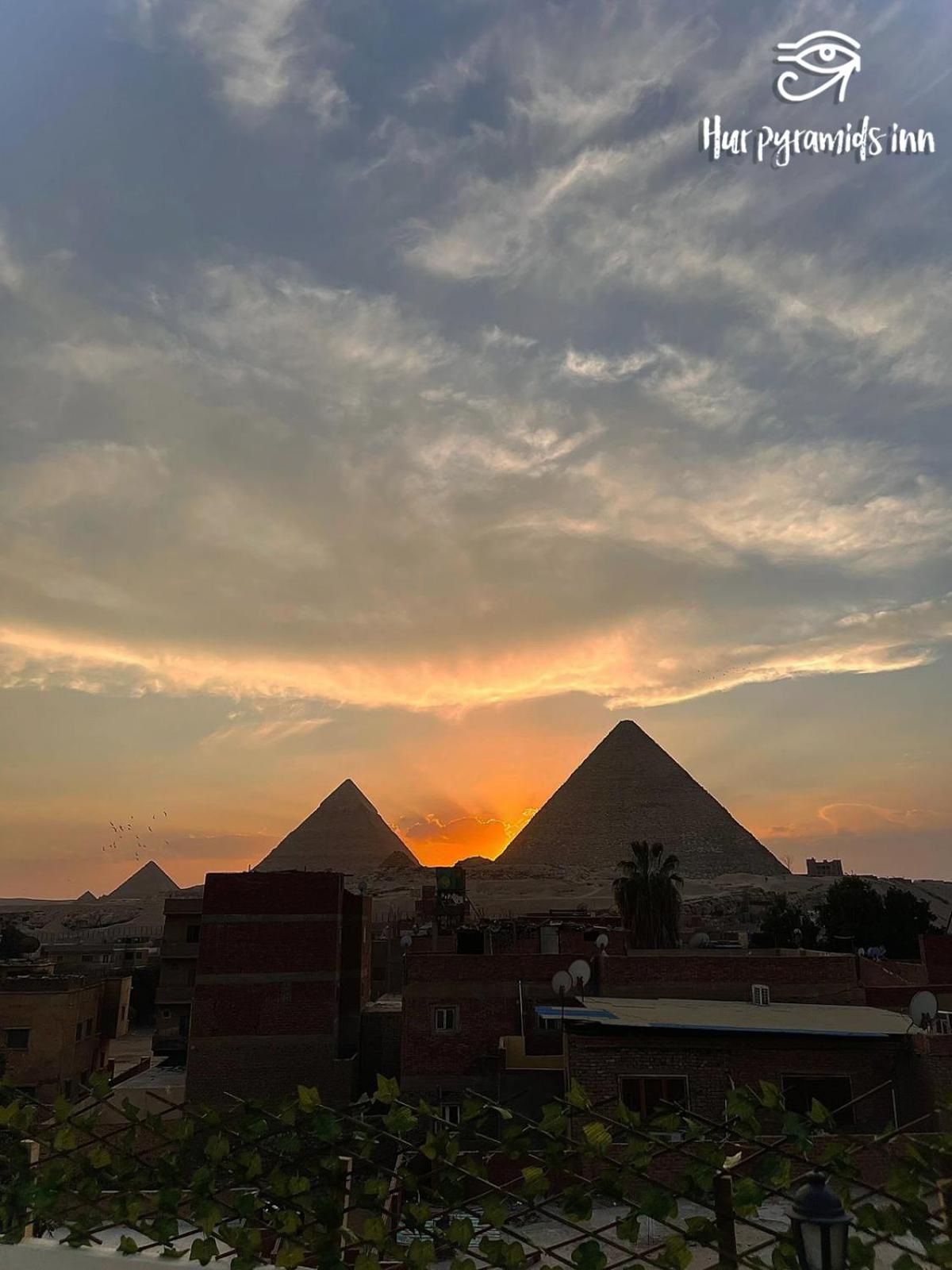 Hur Pyramids land inn