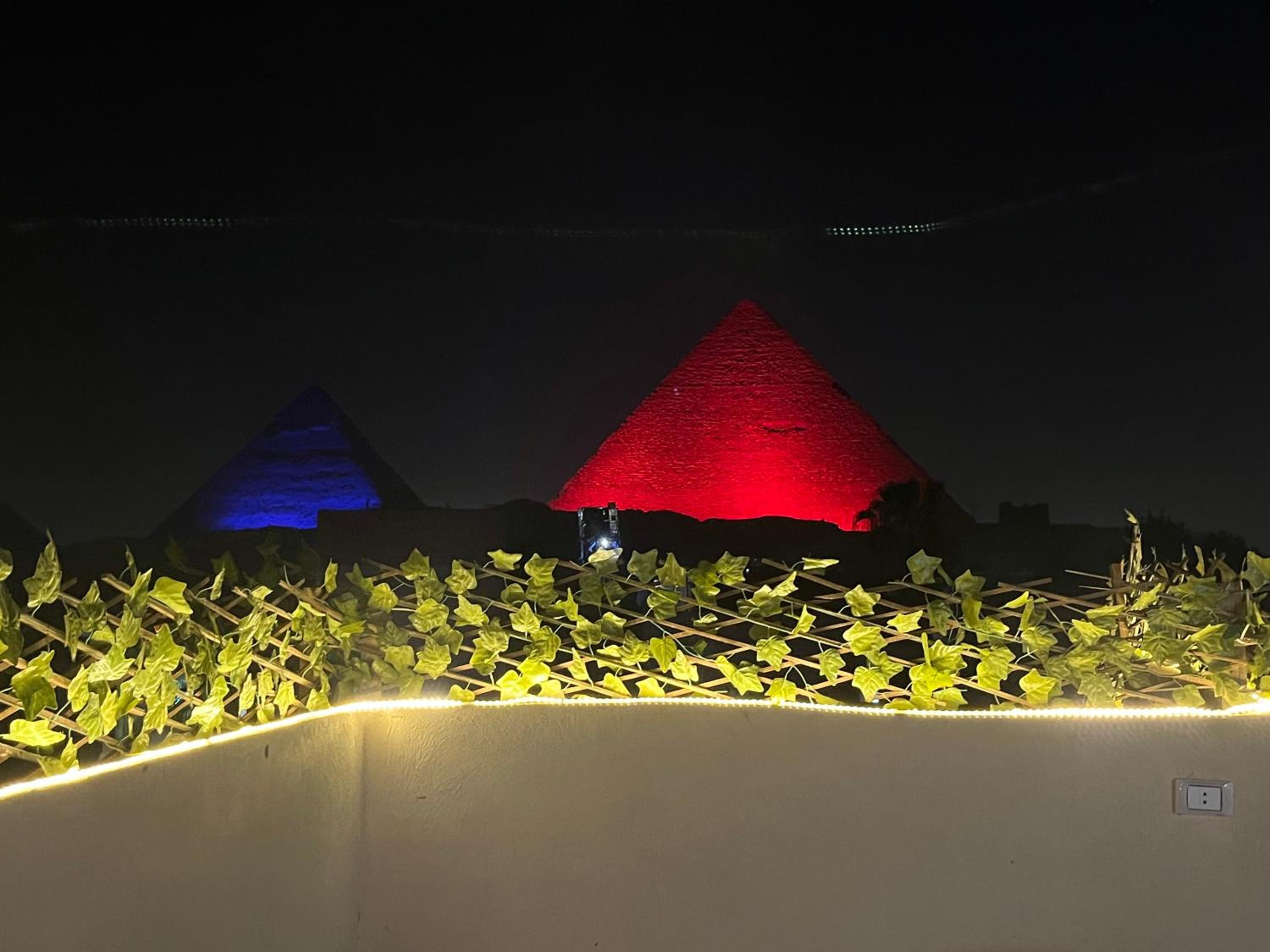 Hur Pyramids land inn