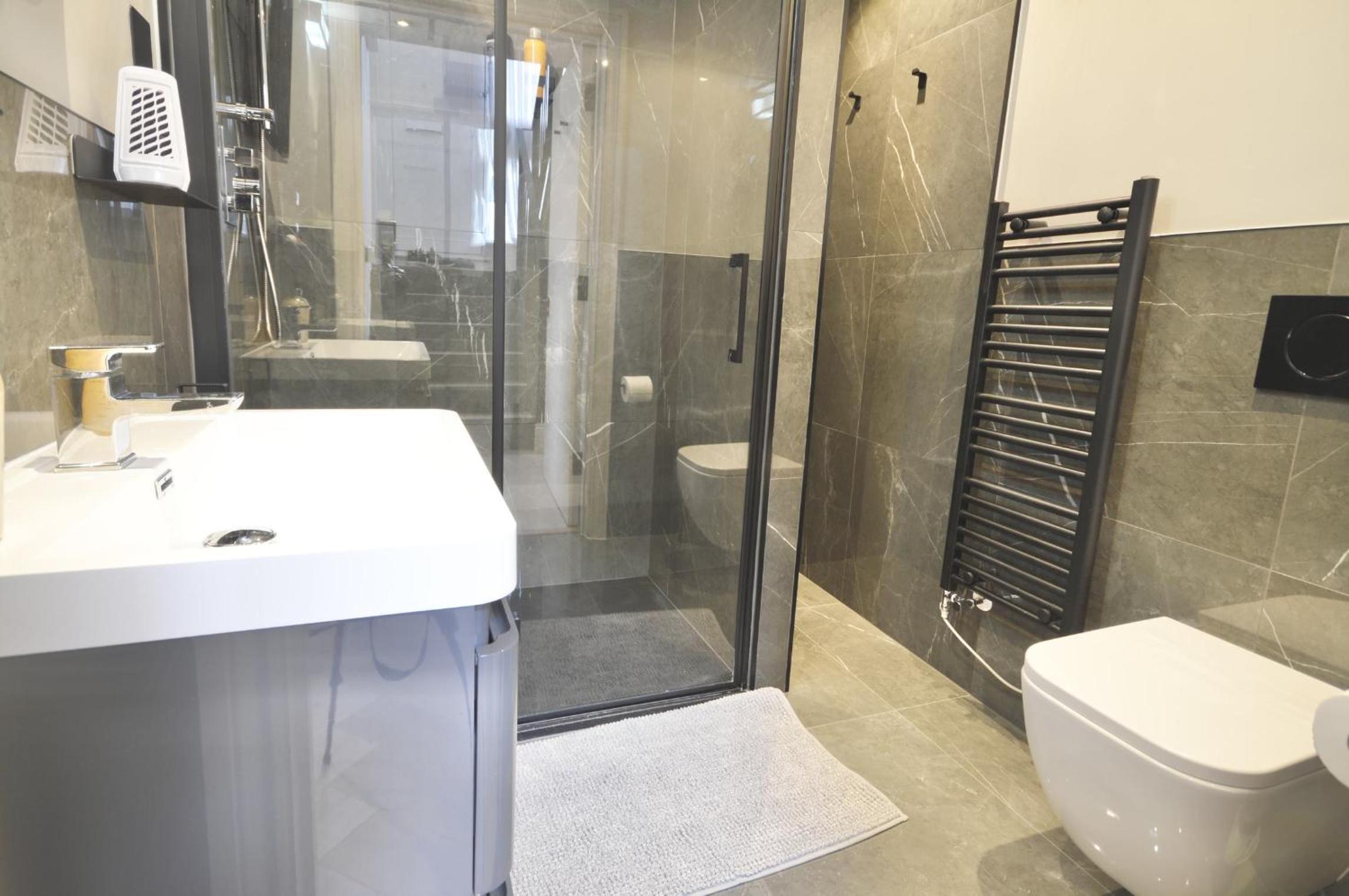 Fulham Townhouse, 2 Baths, Parking, Breakfast
