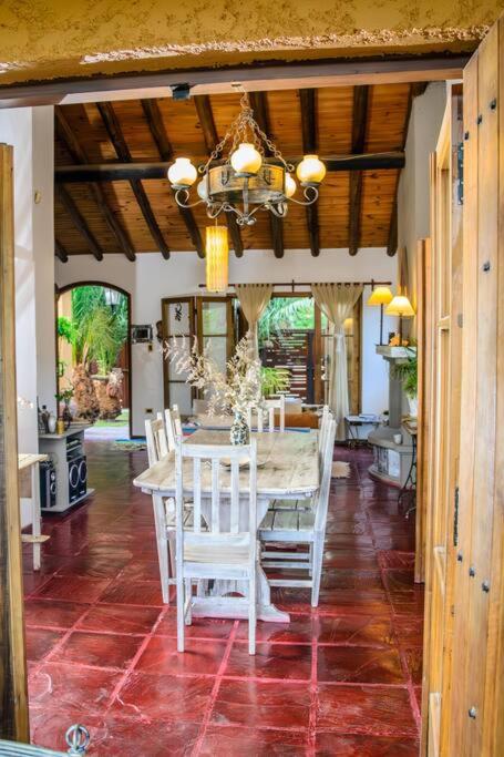 Chacras de Coria, Hermosa casa