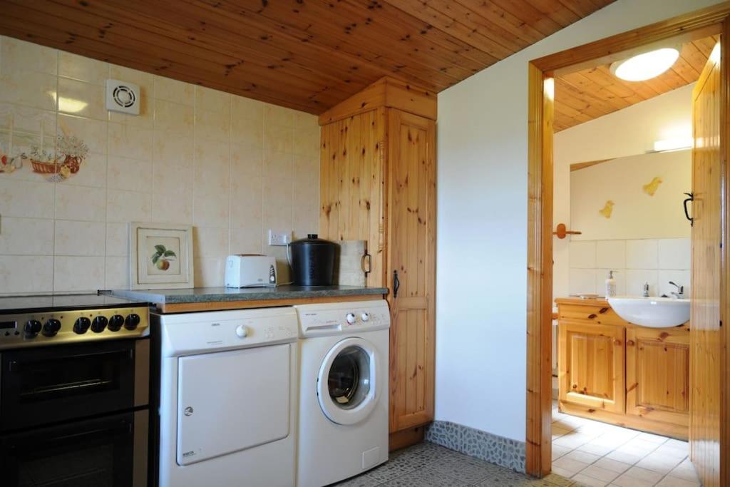 Cottage Skelligs Coast, Ring of Kerry view 3