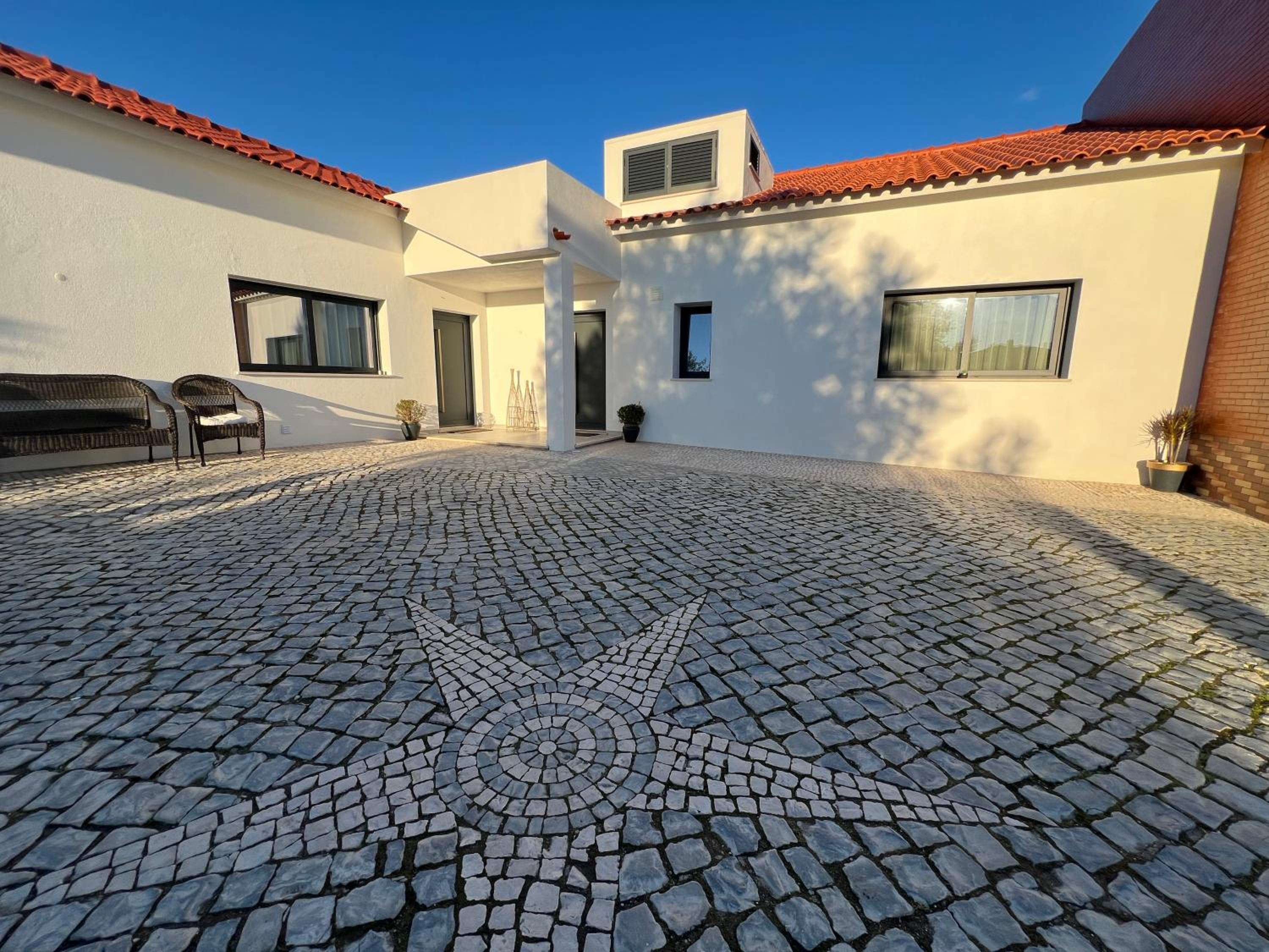 Hotel Vila Pombal Tomar Apartments - Pool & City Views - Image 1