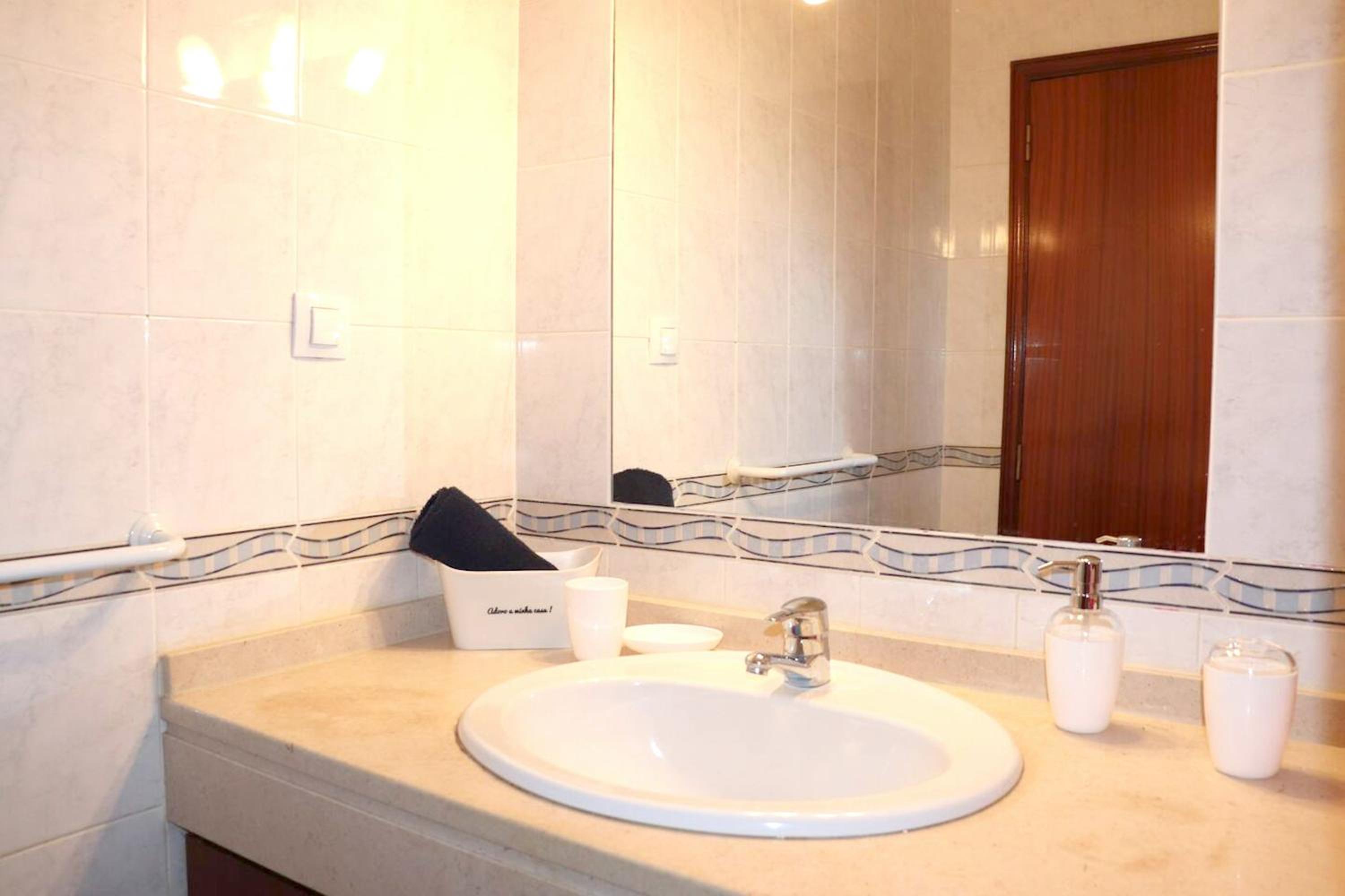 Charming house with fireplace in Grândola, 142 m², Internet included view 3