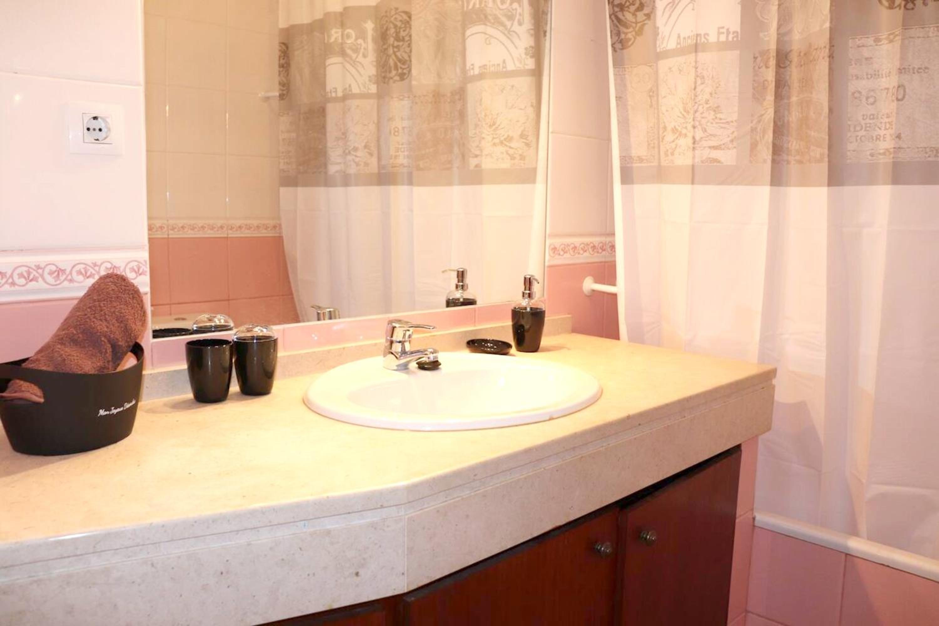 Charming house with fireplace in Grândola, 142 m², Internet included view 5