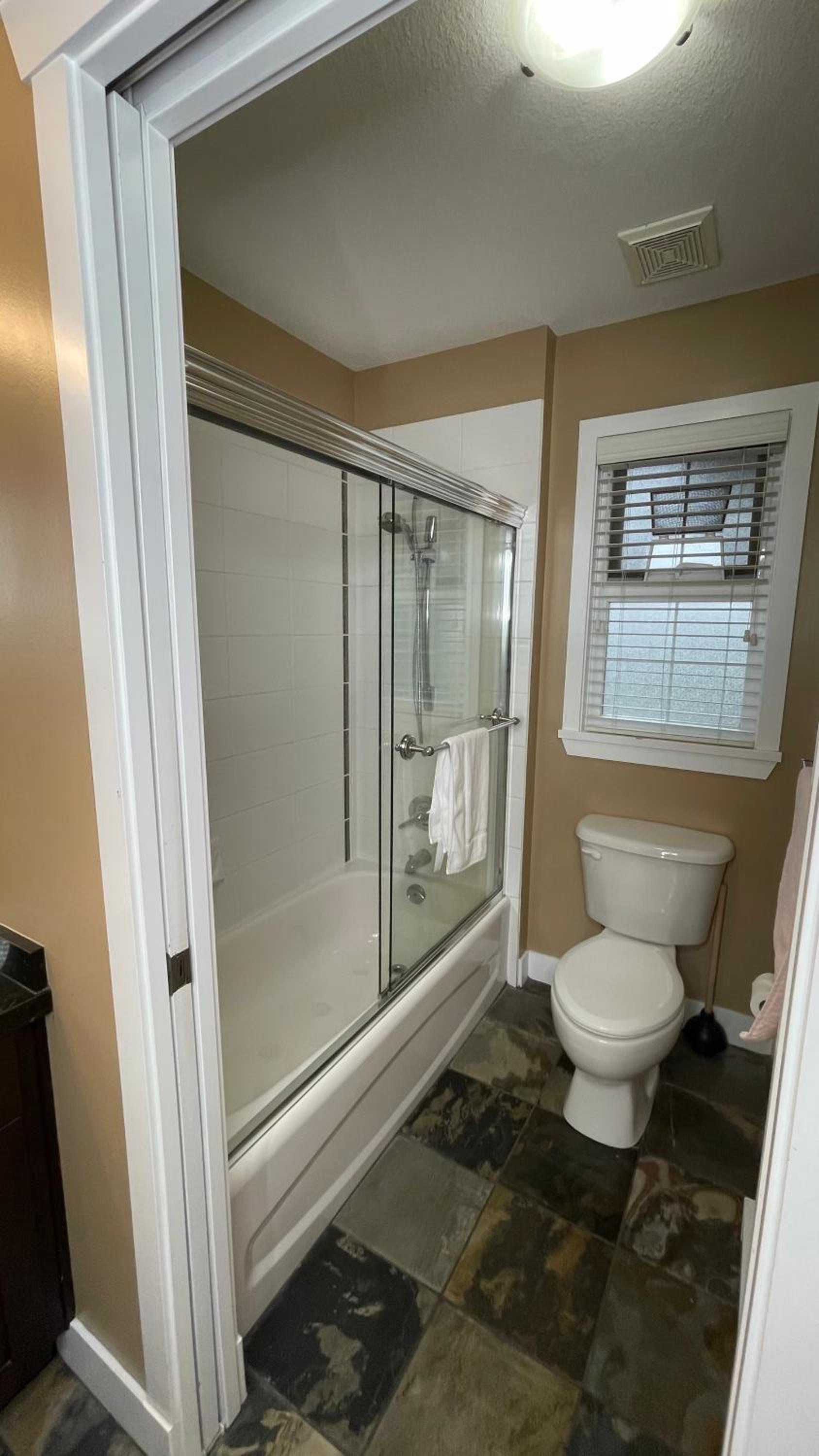 Metropolitan Dream Stay with Saltwater Pool and Hot Tub