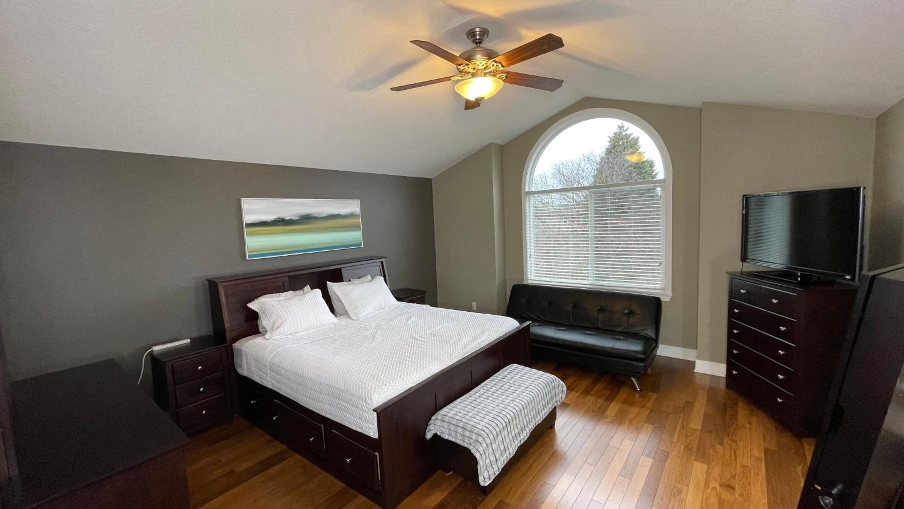 Metropolitan Dream Stay with Saltwater Pool and Hot Tub