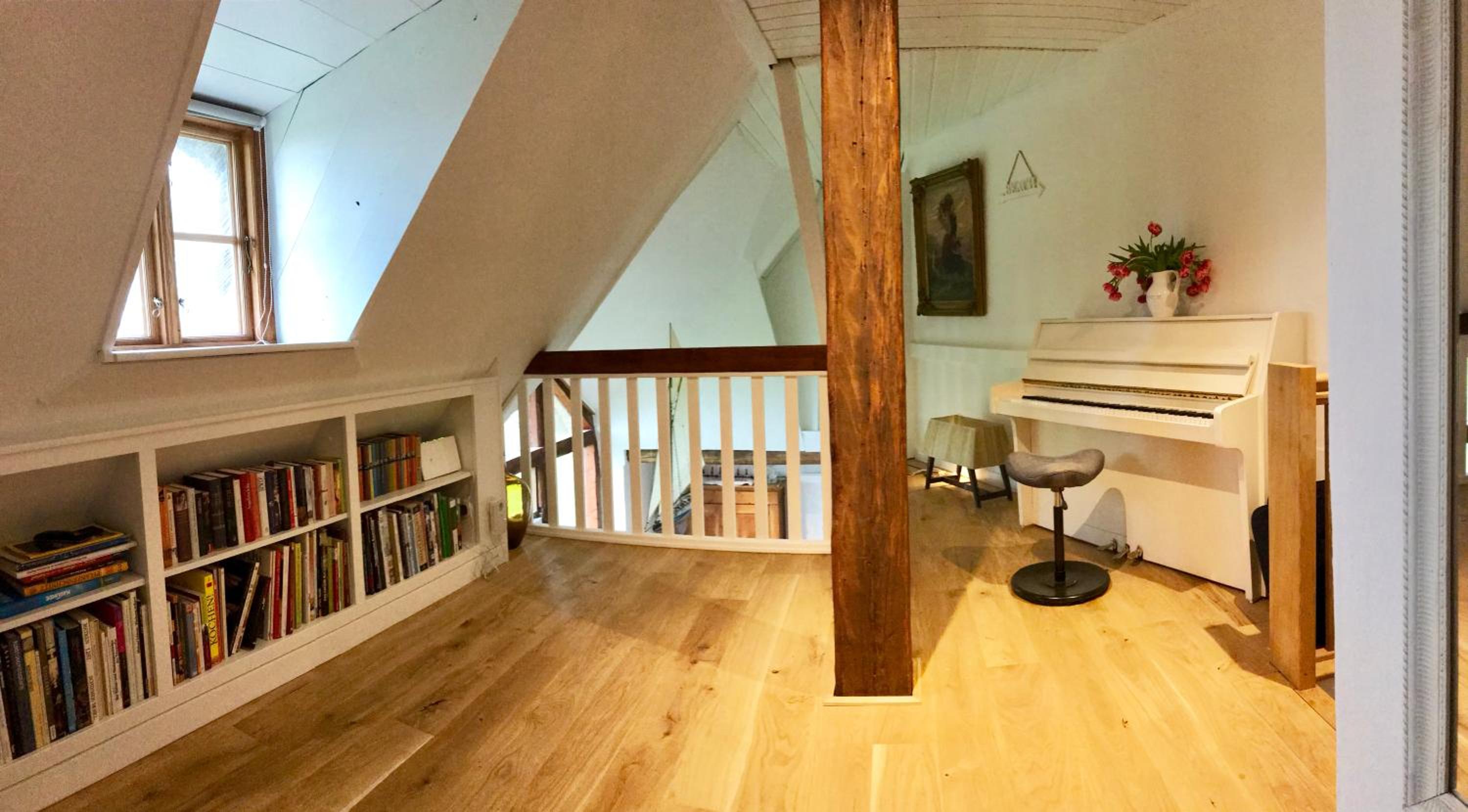Dachgeschosswohnung Warft Simmerdeis in Reetdachhaus mit parkähnlichem Garten