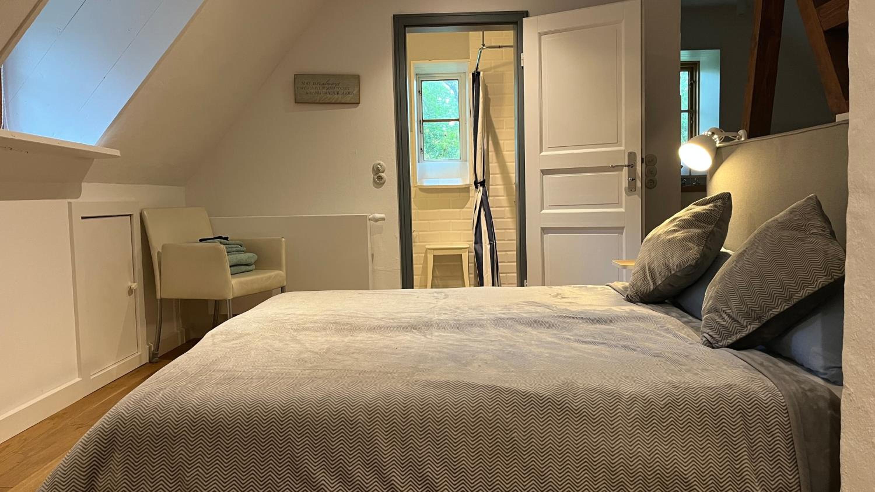Dachgeschosswohnung Warft Simmerdeis in Reetdachhaus mit parkähnlichem Garten