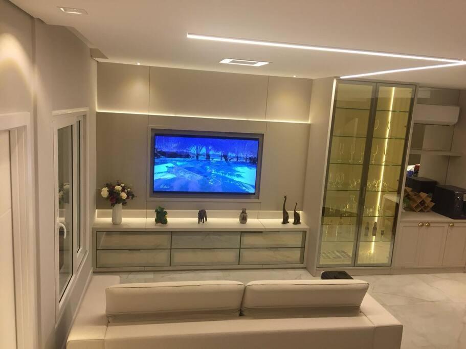 Sobrado com piscina, banheira e garagem coberta.