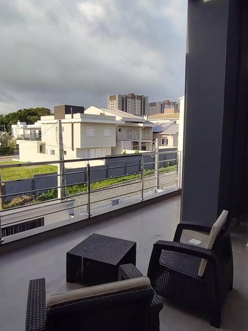 Sobrado com piscina, banheira e garagem coberta.