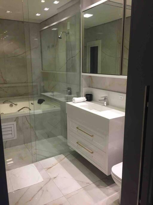 Sobrado com piscina, banheira e garagem coberta.