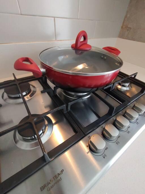 Sobrado com piscina, banheira e garagem coberta.