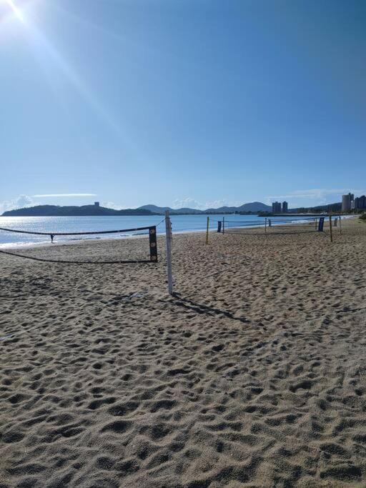 Sobrado com piscina, banheira e garagem coberta.