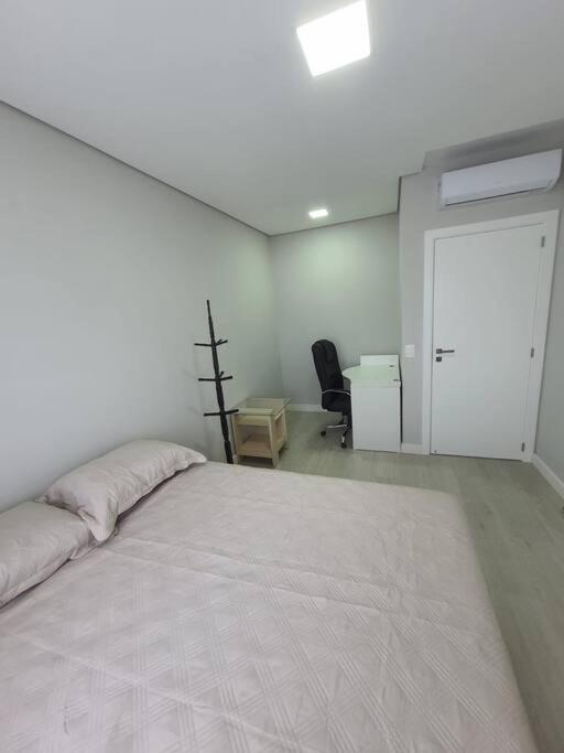 Sobrado com piscina, banheira e garagem coberta.