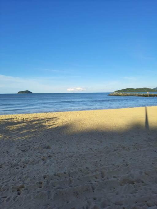 Sobrado com piscina, banheira e garagem coberta.