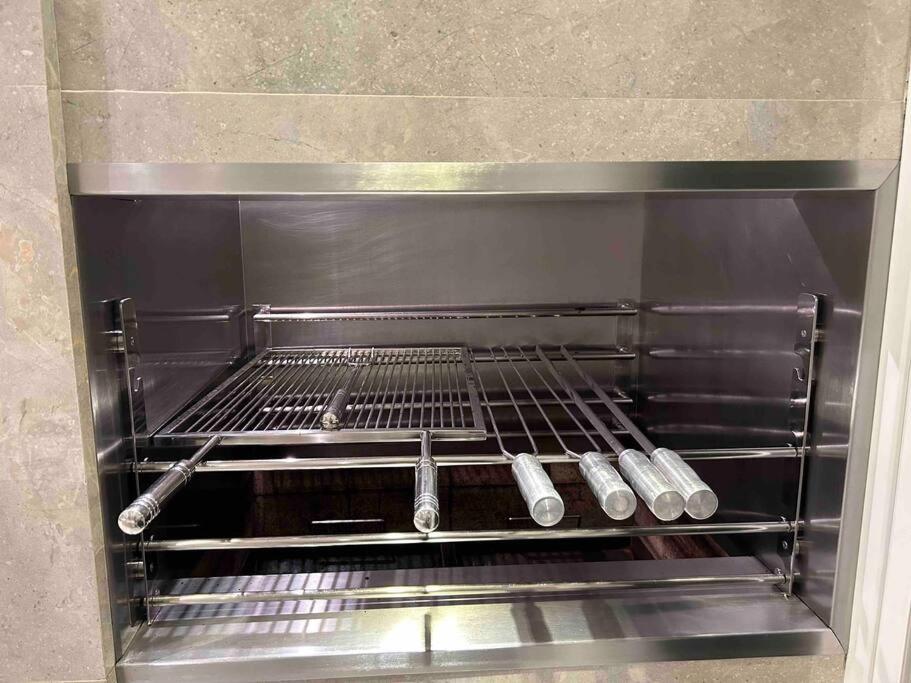 Sobrado com piscina, banheira e garagem coberta.