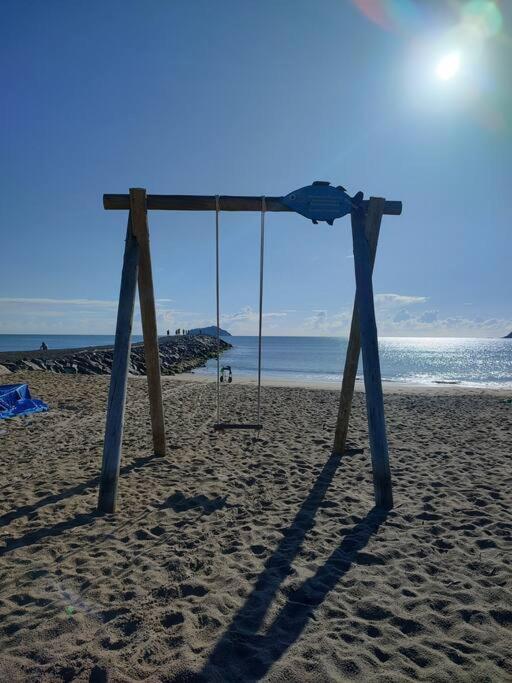 Sobrado com piscina, banheira e garagem coberta.