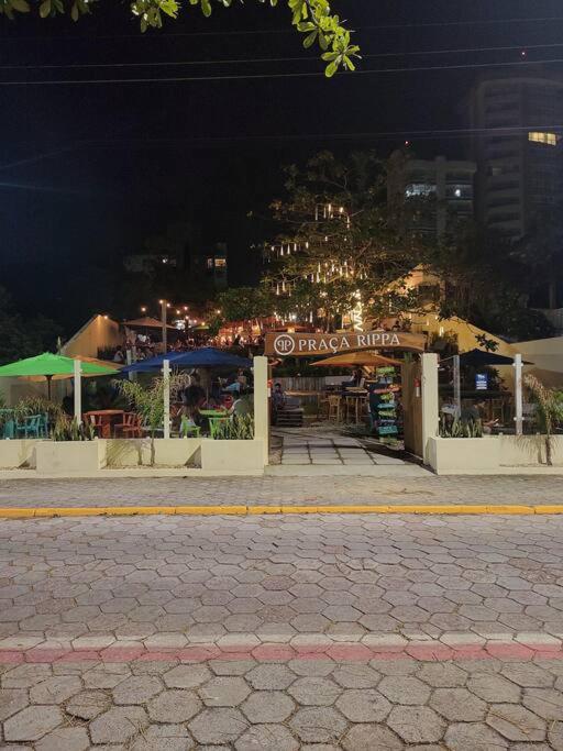 Sobrado com piscina, banheira e garagem coberta.