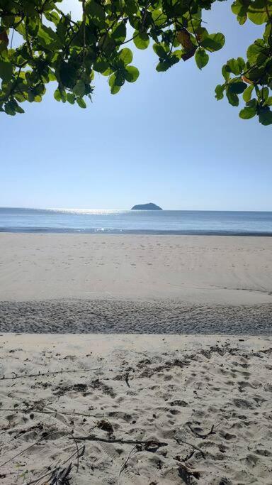 Sobrado com piscina, banheira e garagem coberta.