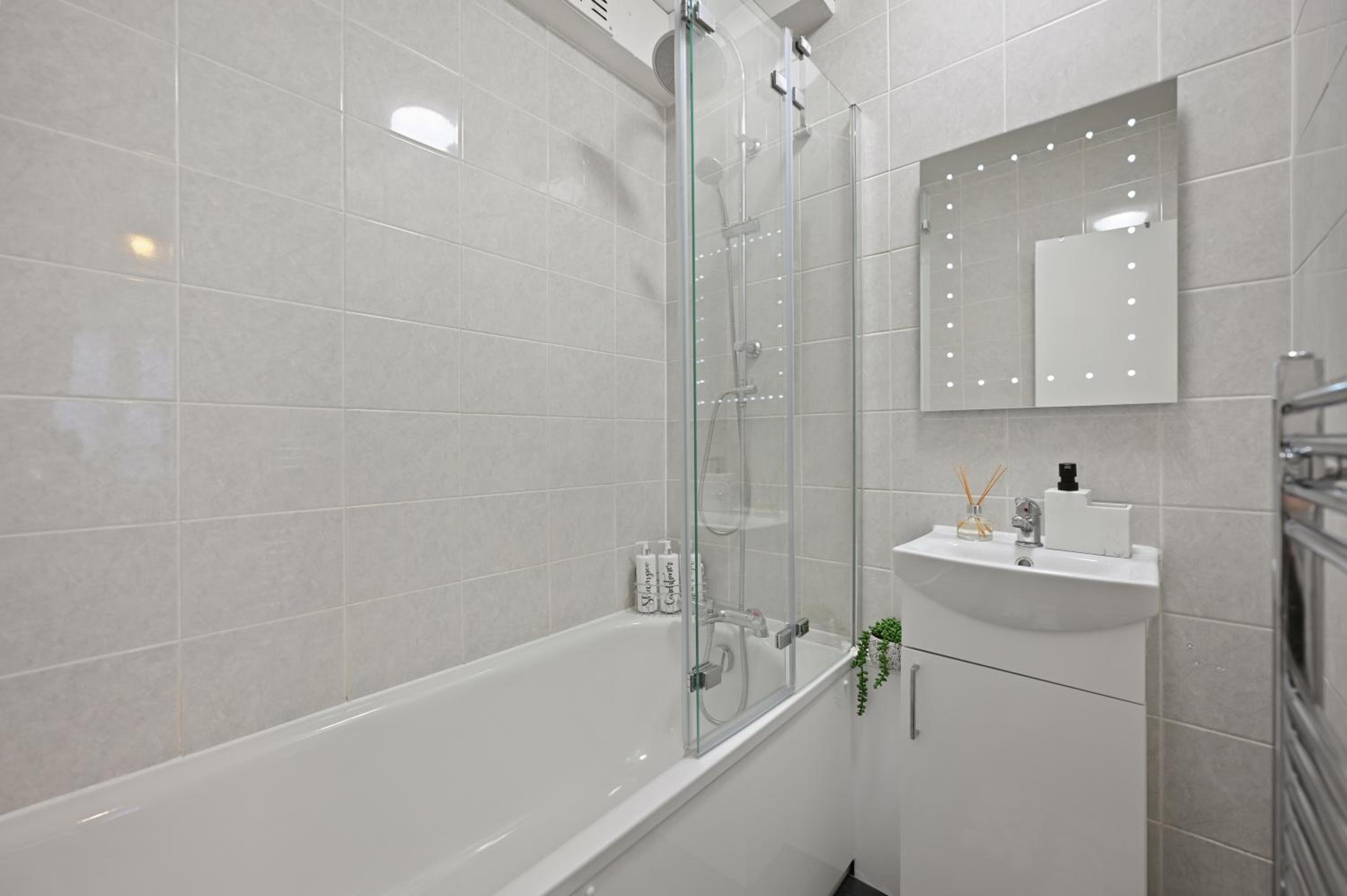 Chic 2-Bed Flat with Workspace, Balcony, Parking