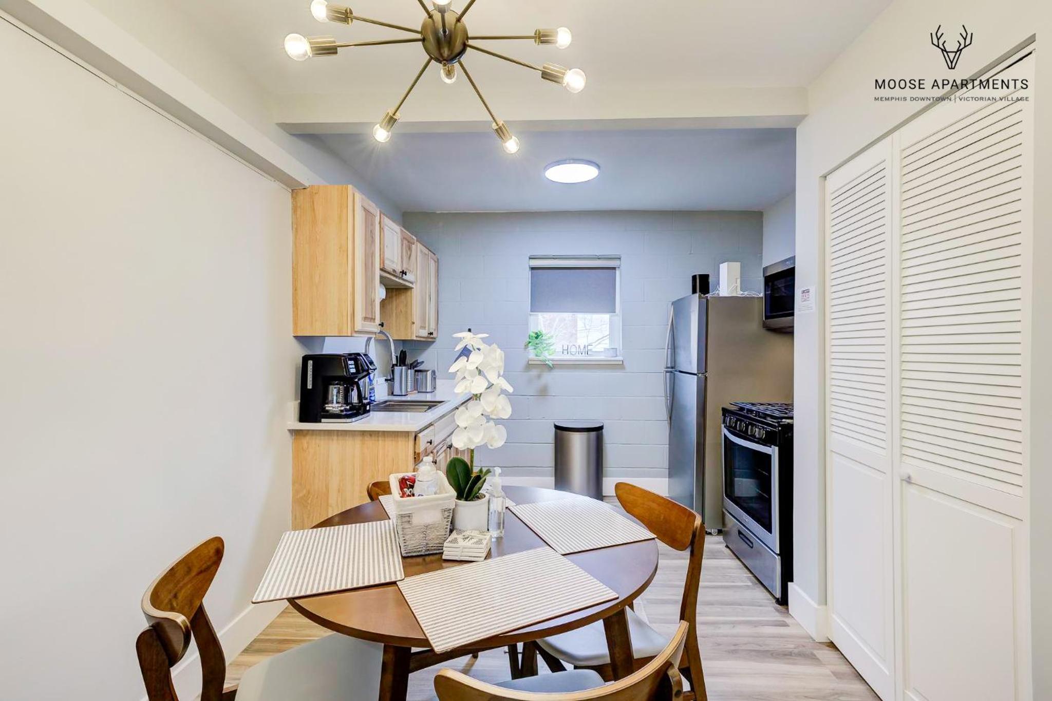 The Moose #9 - Brand New Luxe Modern loft with Free Parking, King Bed & Fast WiFi view 3
