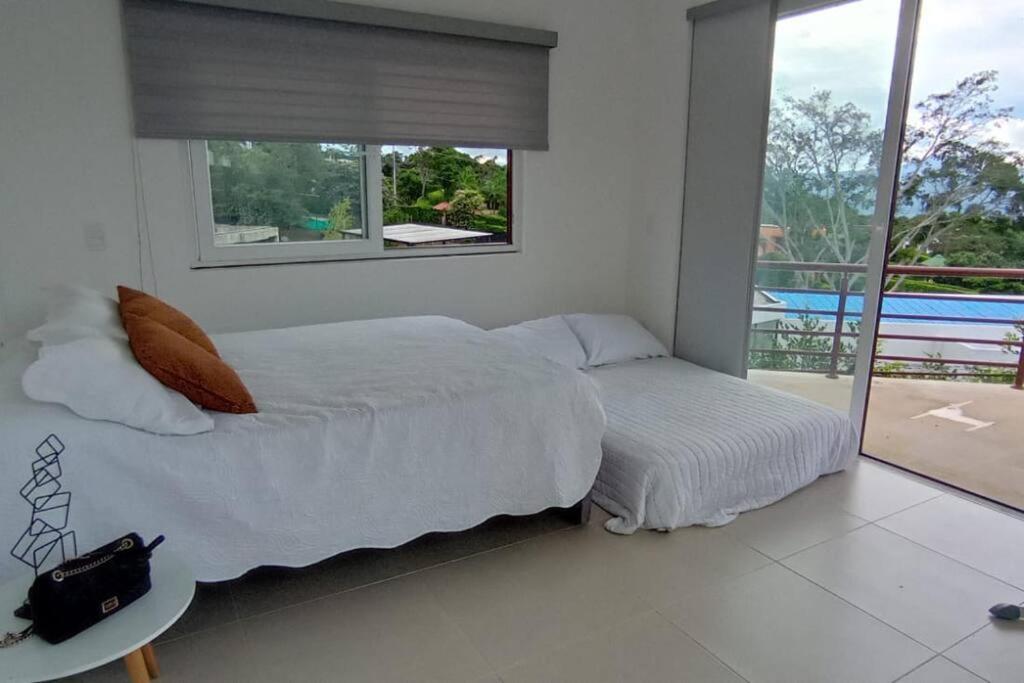 Hermosa y Moderna Casa Campestre