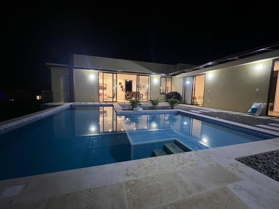 Hermosa y Moderna Casa Campestre