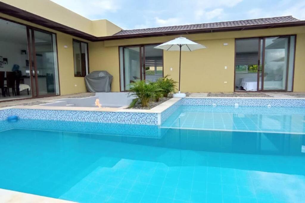 Hermosa y Moderna Casa Campestre