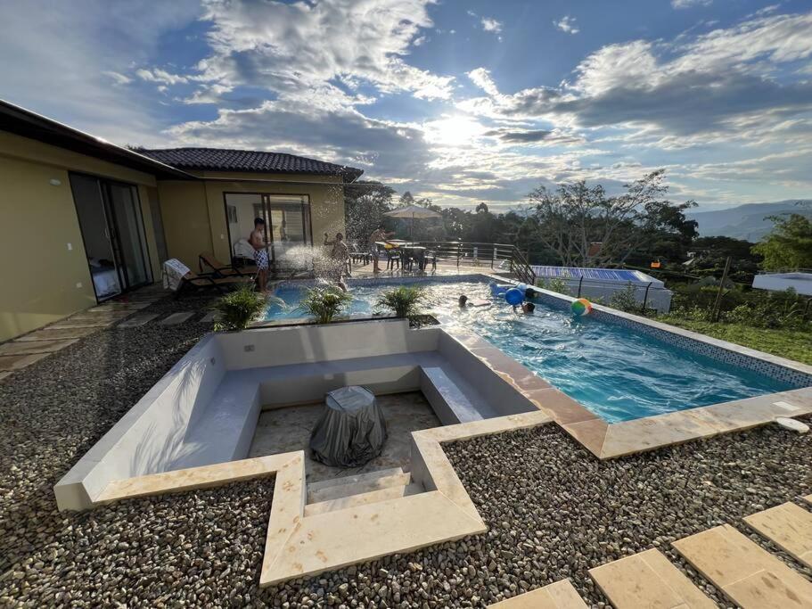Hermosa y Moderna Casa Campestre