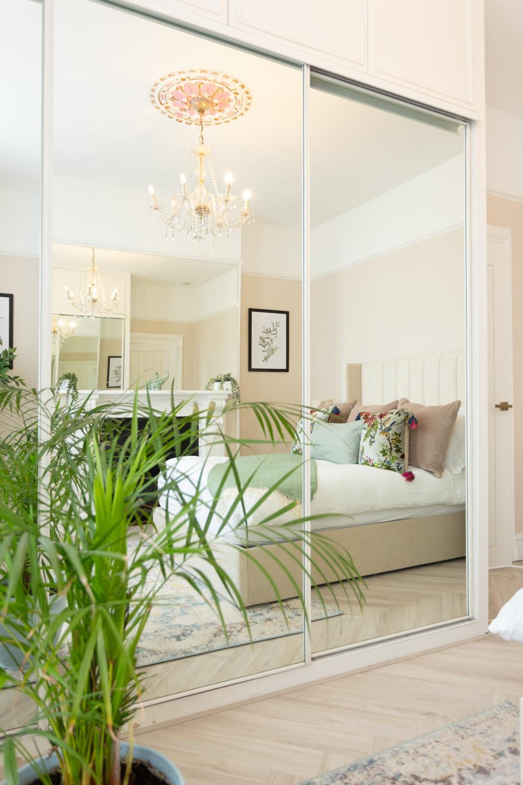 Stunning Large 4 Bedroom Victorian Home London — hotel room
