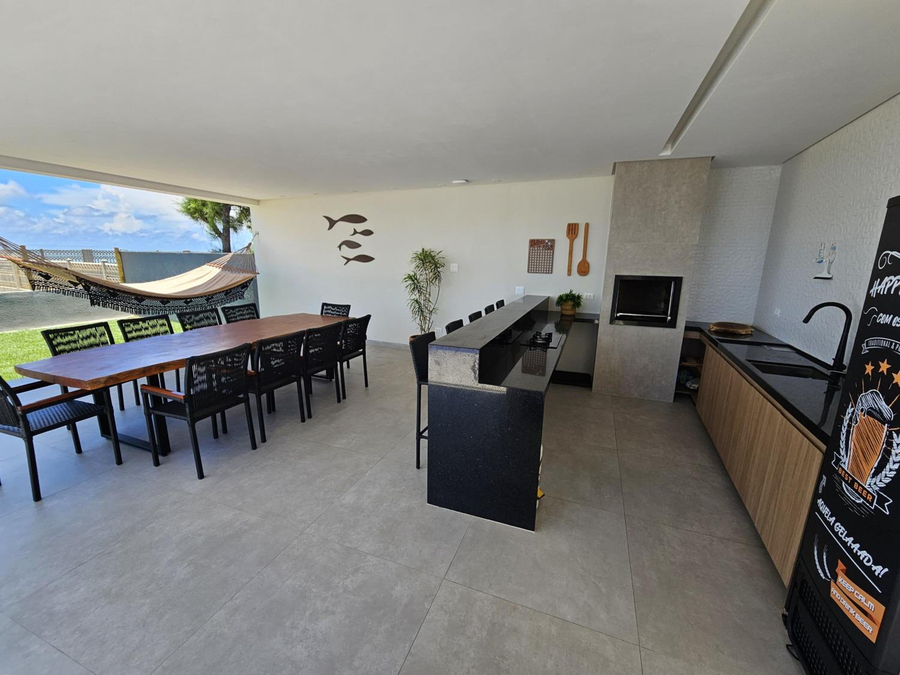 Piscina aquecida, 5 suítes e pé na areia com vista espetacular!!