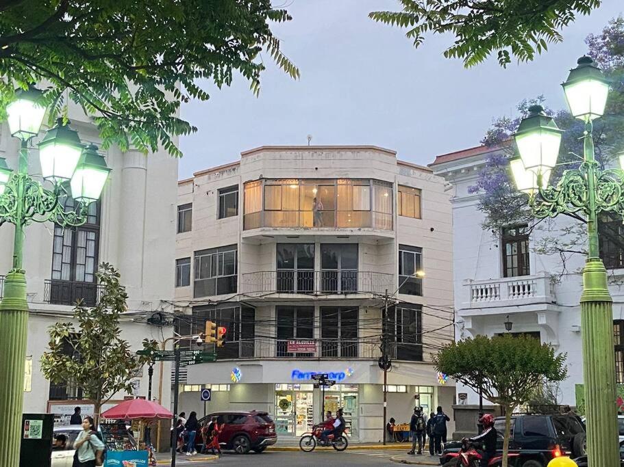 Dpto en plena plaza principal en Tarija
