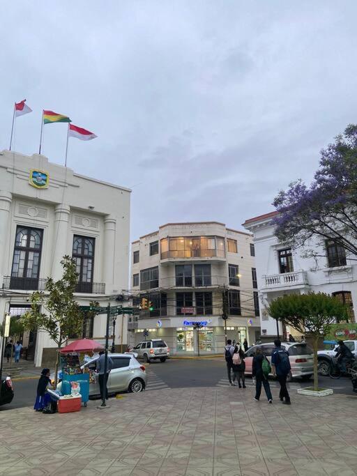 Dpto en plena plaza principal en Tarija