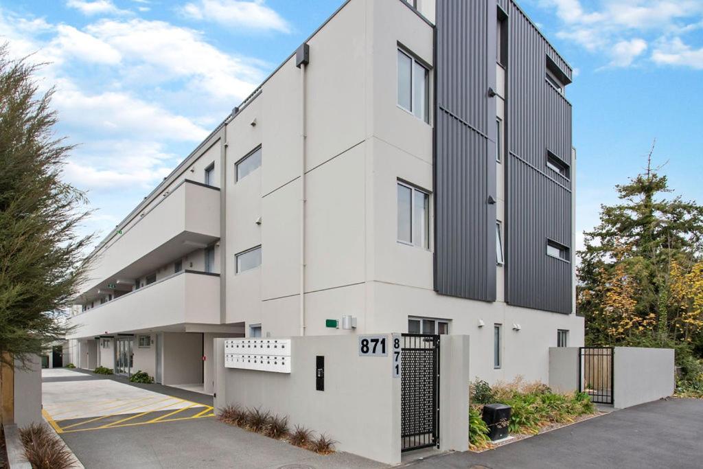 Walking Distance CBD 2 Bdrms Secure Park view 4