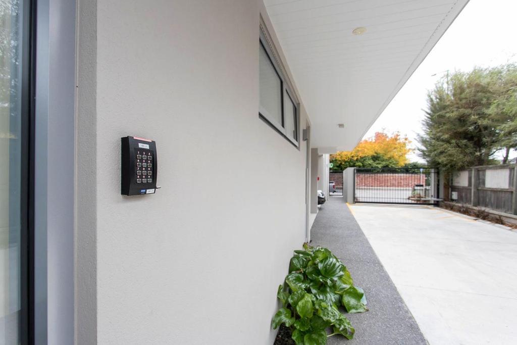 Walking Distance CBD 2 Bdrms Secure Park view 3